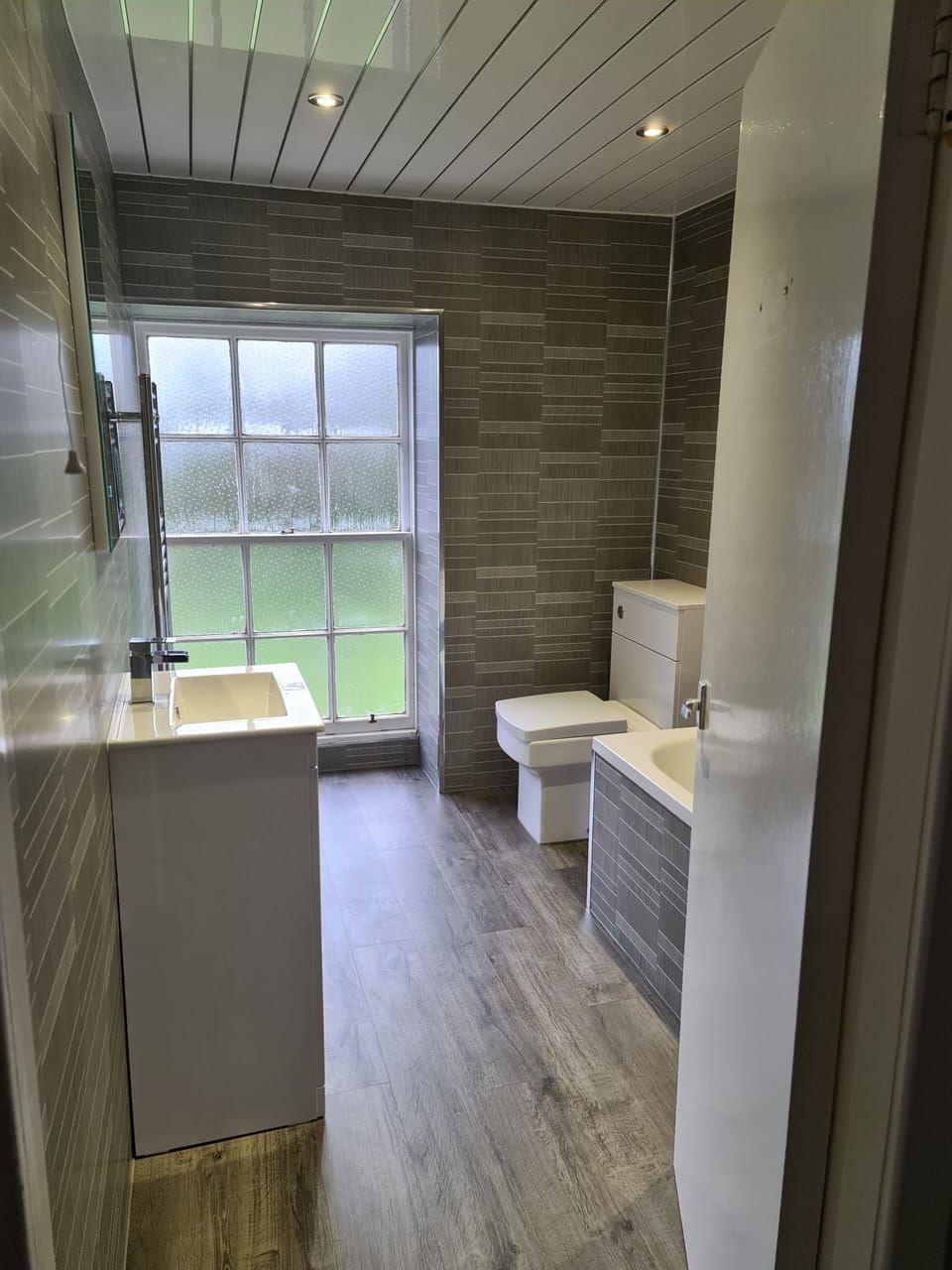 Deluxe Double Room | Bathroom | Combined shower/tub, free toiletries, hair dryer, towels