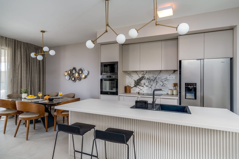 Nicely decorated living area with TV, WiFi, A/C and a fully equipped kitchen