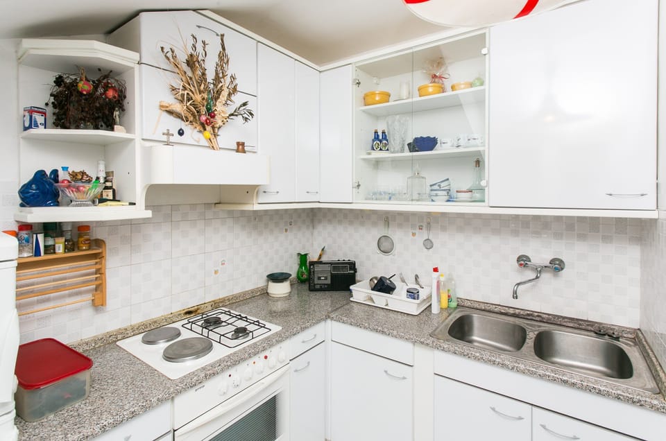 Apartment (One Bedroom Apartment) | Private kitchen | Fridge, stovetop, electric kettle, cookware/dishes/utensils