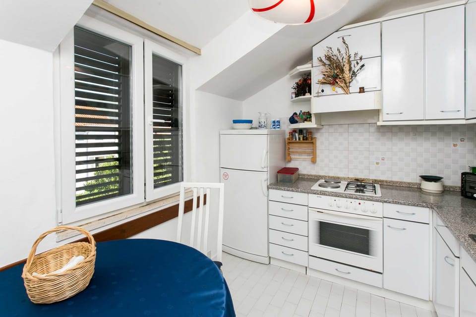 Apartment (One Bedroom Apartment) | Dining room