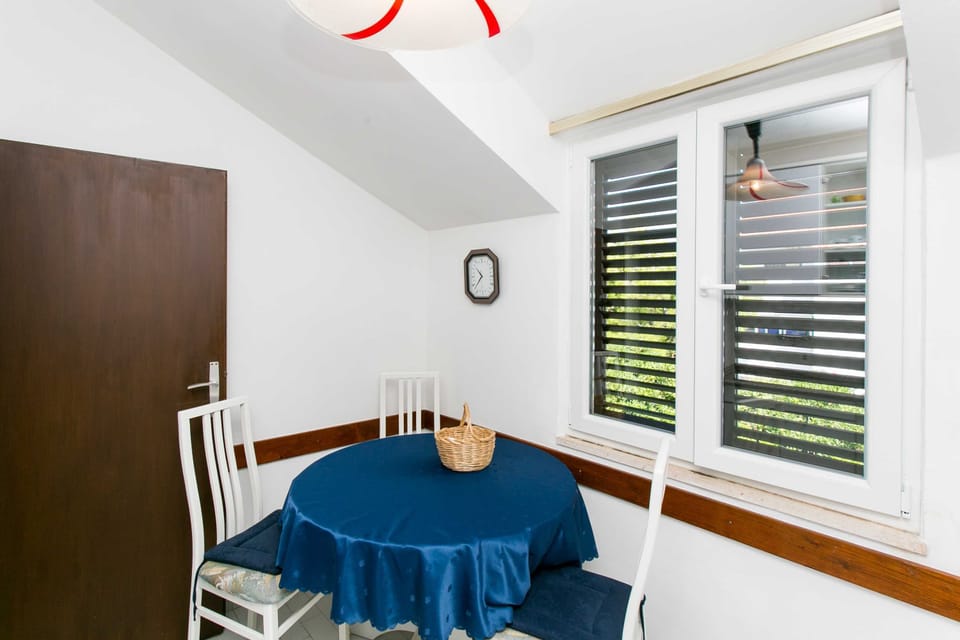 Apartment (One Bedroom Apartment) | Dining room