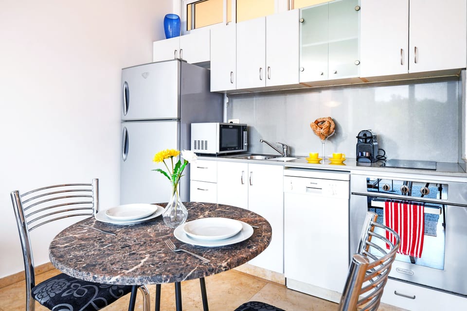 Apartment, 2 Bedrooms, Pool Access | Interior