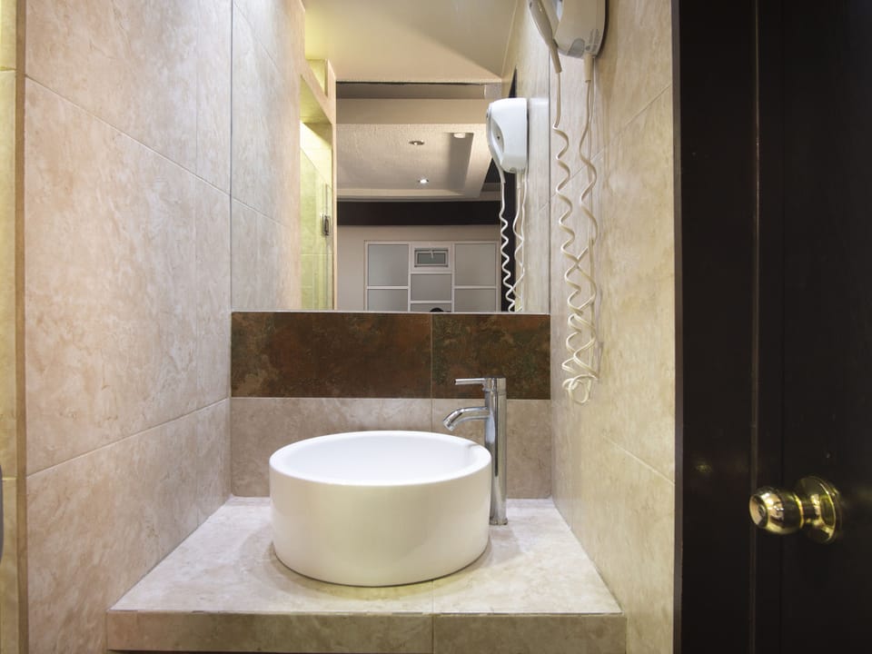 Deluxe Room, 1 King Bed | Bathroom | Shower, free toiletries, hair dryer, towels
