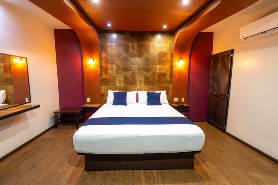 Deluxe Room, 1 King Bed | Free WiFi, bed sheets
