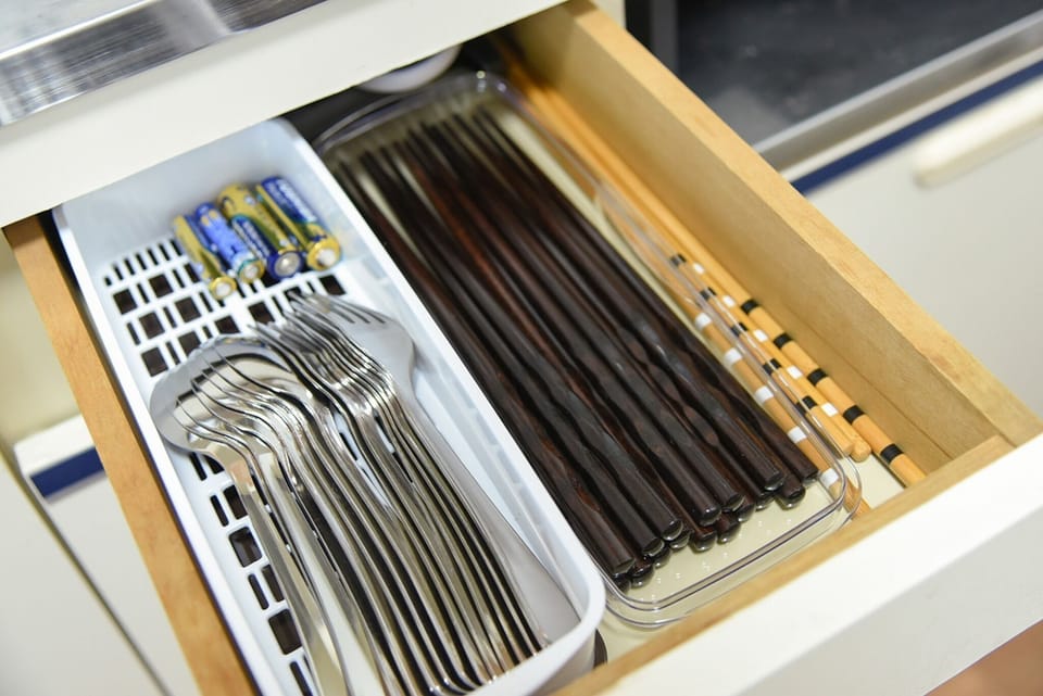 Spoons, folks and chopsticks for each person Spoons, forks and chopsticks are available for each person
