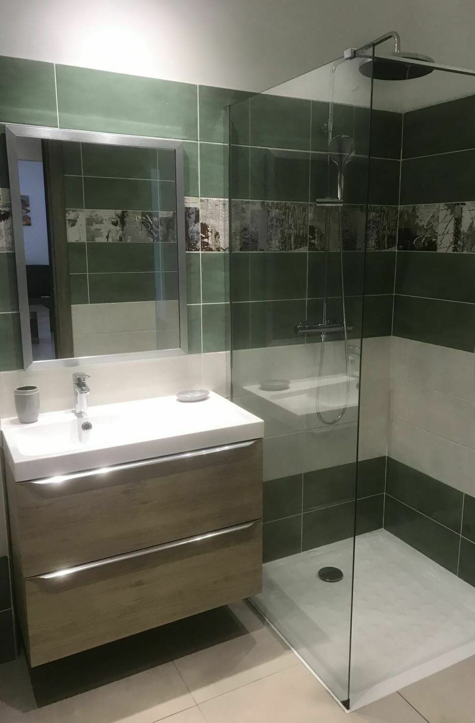 Bathroom, Property, Room, Tile, Bathtub, Glass, Architecture, Plumbing Fixture, Interior Design, Floor