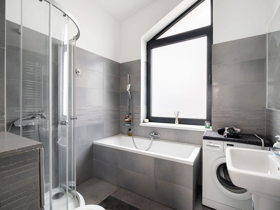 Tap, Plumbing Fixture, Bathtub, Sink, Mirror, Building, Bathroom, Interior Design, Architecture, Lighting