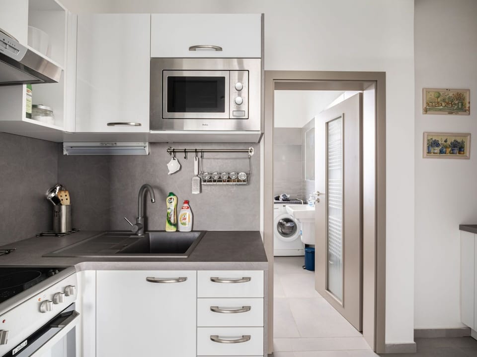 Cabinetry, Property, Building, Countertop, Kitchen Appliance, Kitchen Stove, Sink, Kitchen, Home Appliance, Interior Design