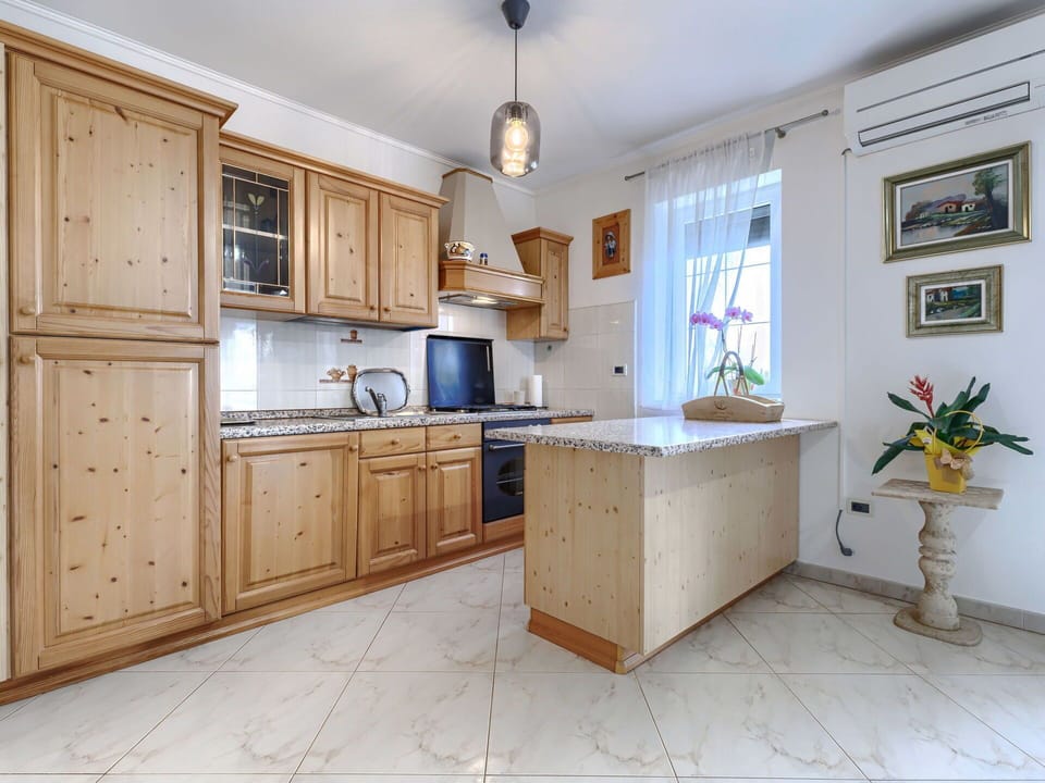 Cabinetry, Interior Design, Wood, Flooring, Kitchen, Furniture, Countertop, Ceiling, Floor, Room