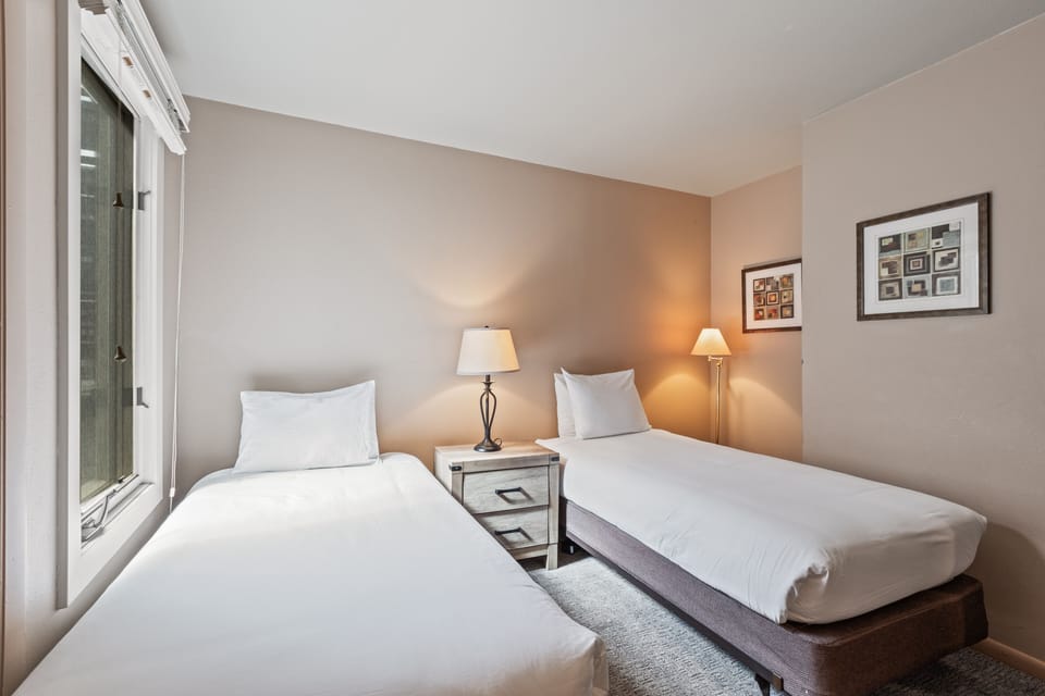 Premier Snow Flower Condominium 107's additional bedroom with 2 twin beds.