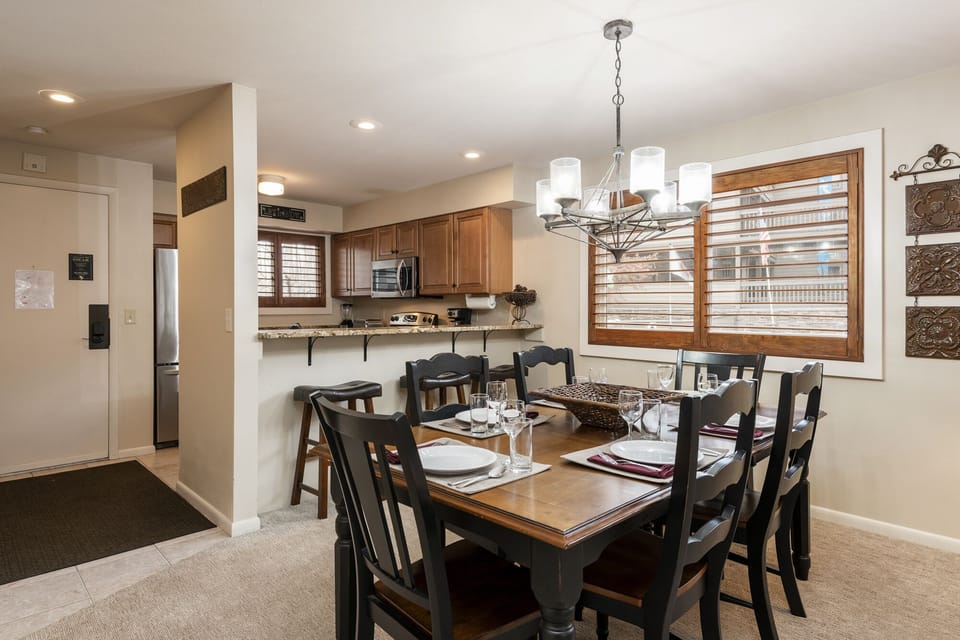 Dining area with seating for 6