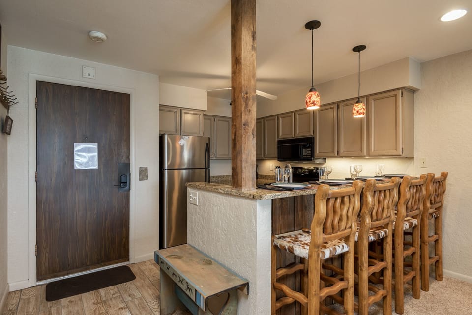 Seating for 3 at the kitchen breakfast bar