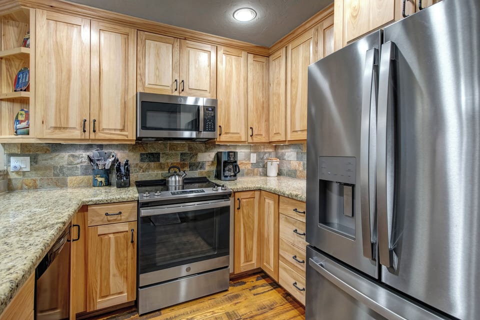 The kitchen offers stainless steel appliances and granite counters.