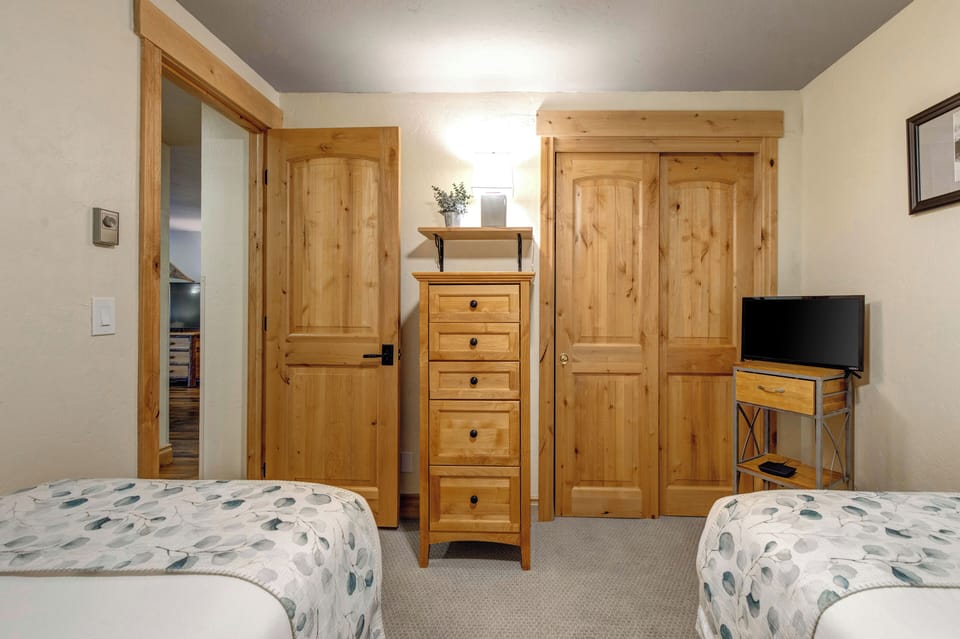 Second bedroom with 2 twin beds that can be made into a king with 24-hours advance notice.
