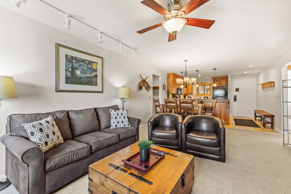 Snow Flower Condominium 14's living room with spacious and comfortable seating.