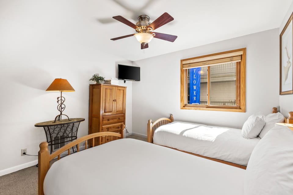 Snow Flower Condominium 14's additional bedroom with 2 twin beds and flat screen TV.