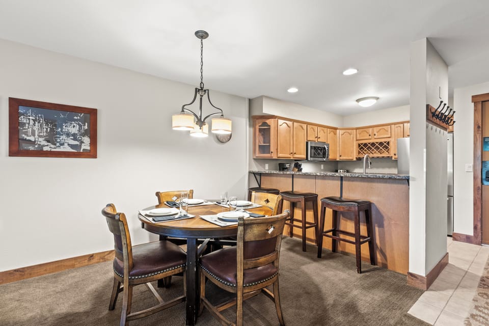 The kitchen table with seating for 4 guests and the breakfast bar with seating for 3 guests.
