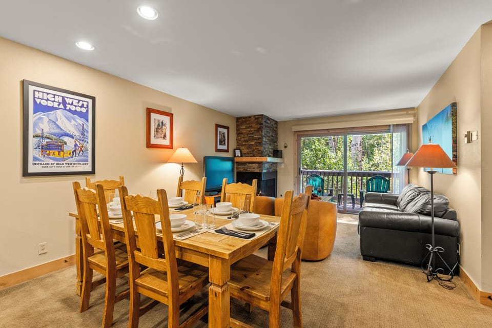 Snow Flower 144 offers a dining table with seating for 6 guests.