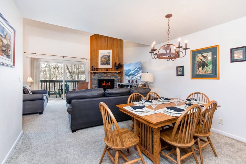 Snow Flower 152 has an open concept dining space with seating for 6 guests.