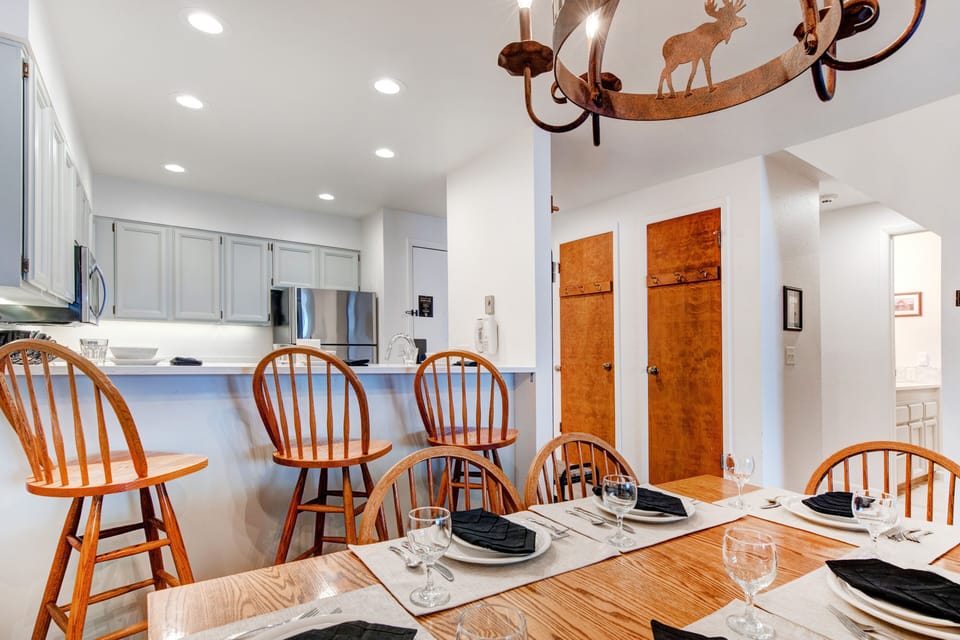 The open concept dining space with seating for 6 guests and the breakfast bar with seating for 3 guests.