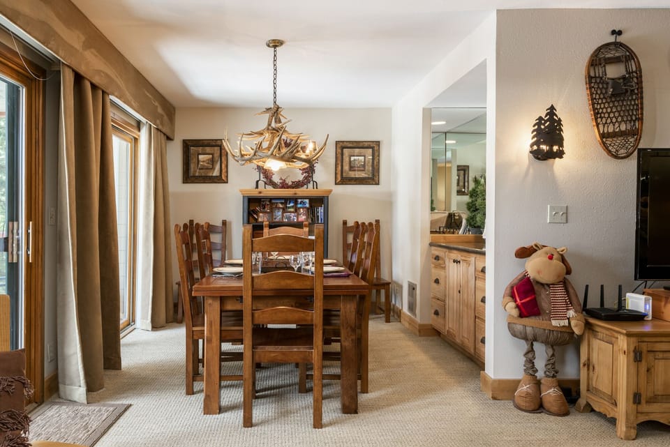 Dining area with seating for 6