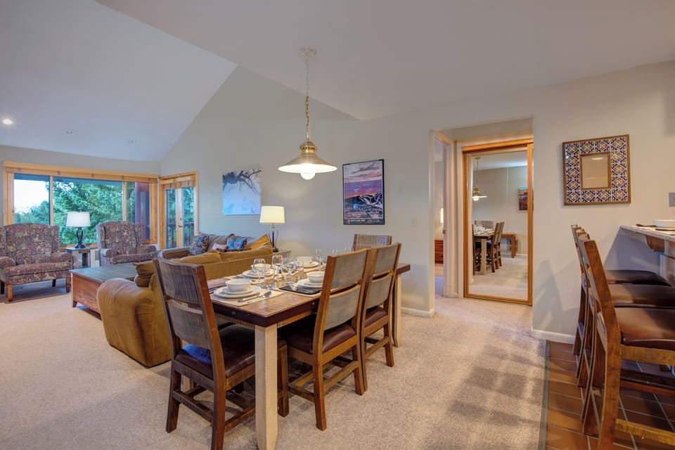 Snow Flower 28 has a dining area with seating for 6 guests.