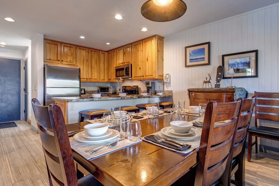 Snow Flower 30 offers an open concept dining room with seating for 6 guests.
