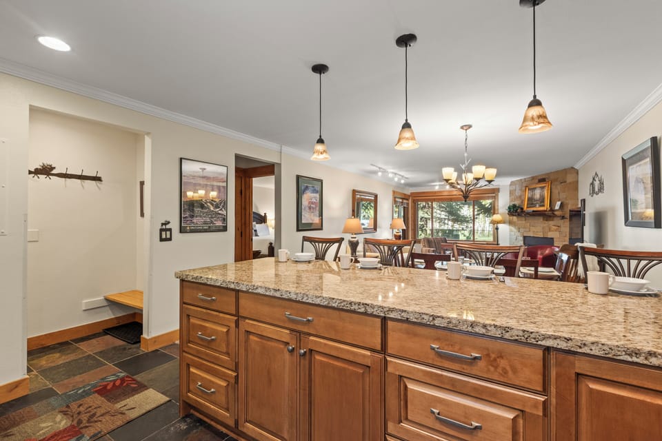 The breakfast bar offers seating for 4 guests.