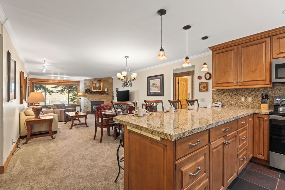 The breakfast bar offers seating for 4 guests.