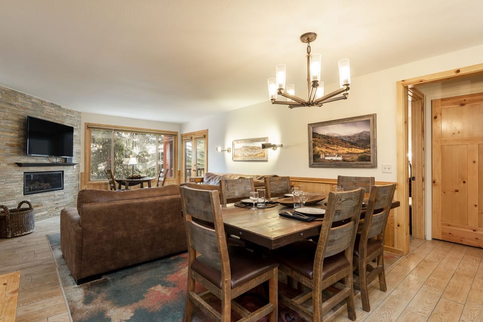 Dining area with seating for 6