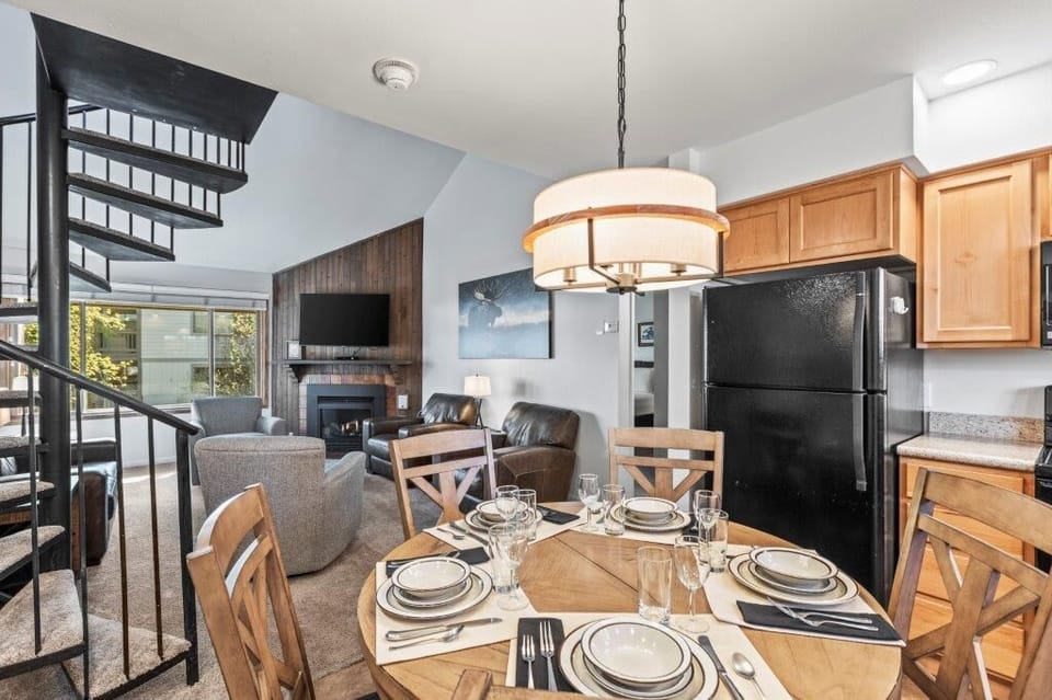 Snow Flower 79 offers an open concept dining area with seating for five guests.