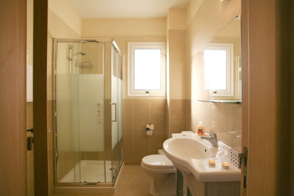 Double Bedroom 2 en suite bathroom with shower