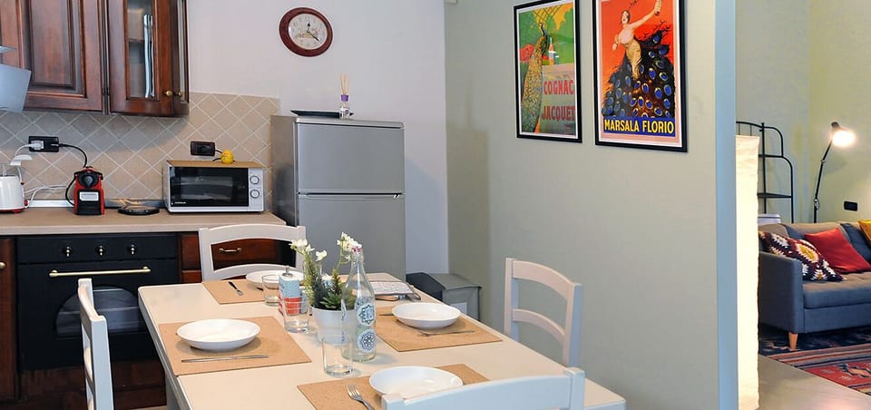 Apartment, 2 Bedrooms, Balcony, River View | In-room dining