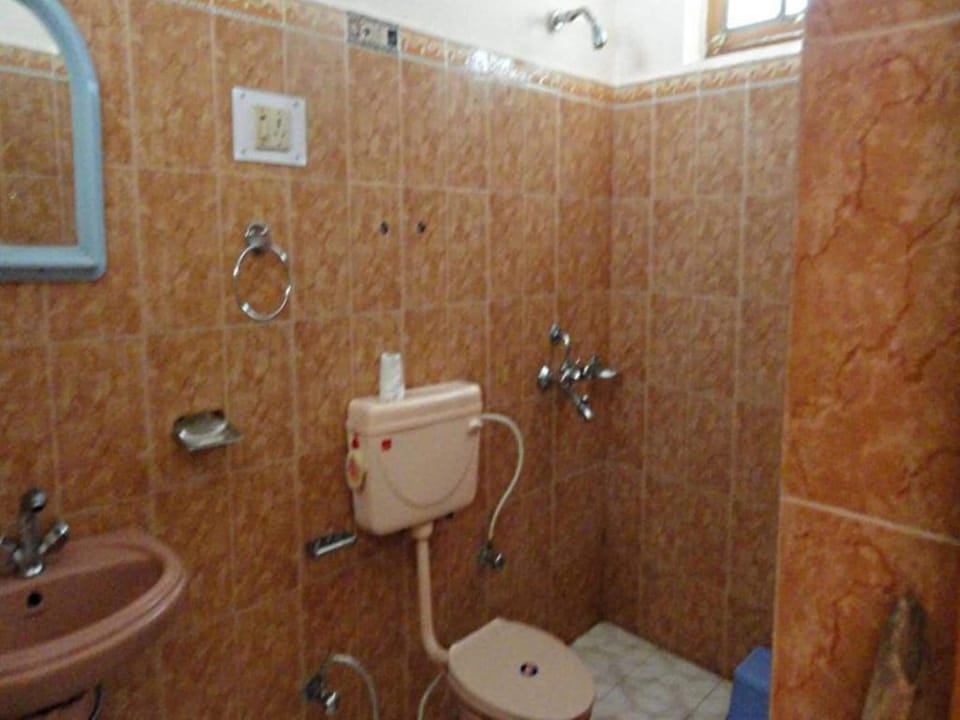 Deluxe Room | Bathroom | Free toiletries, hair dryer, bathrobes, slippers