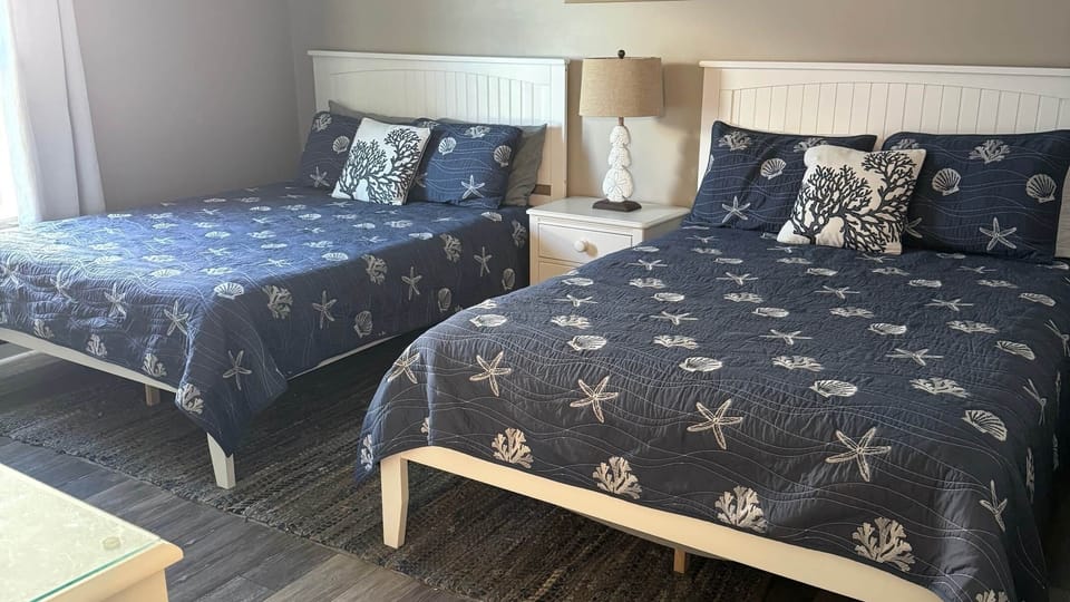 Bedroom 2 with Queen Beds