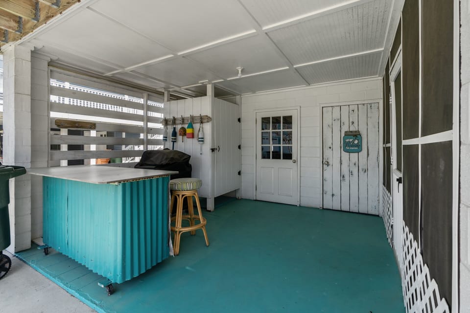 Outdoor BBQ Area & Tiki Bar