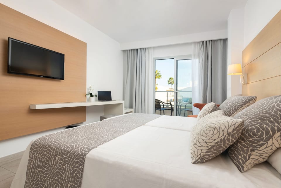 Minibar, in-room safe, free WiFi, bed sheets
