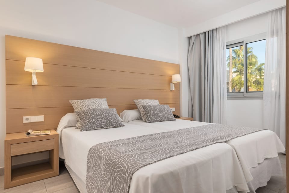 Minibar, in-room safe, free WiFi, bed sheets