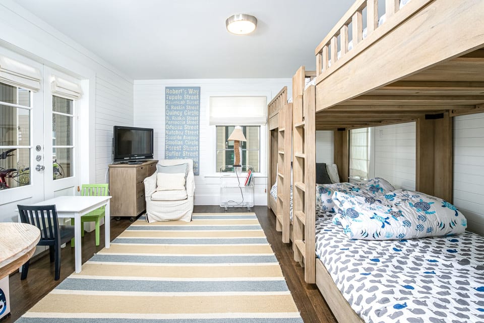 BUNK ROOM FEATURING FLATSCREEN TV