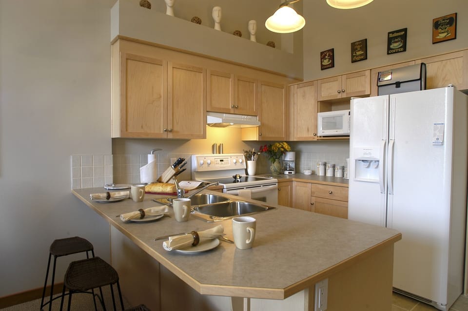 Full kitchen with breakfast bar