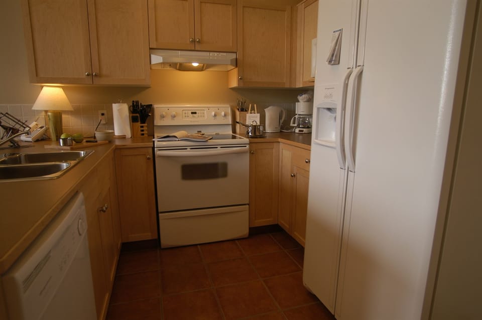 Full Kitchen with fridge freezer dishwasher and washer/dryer.