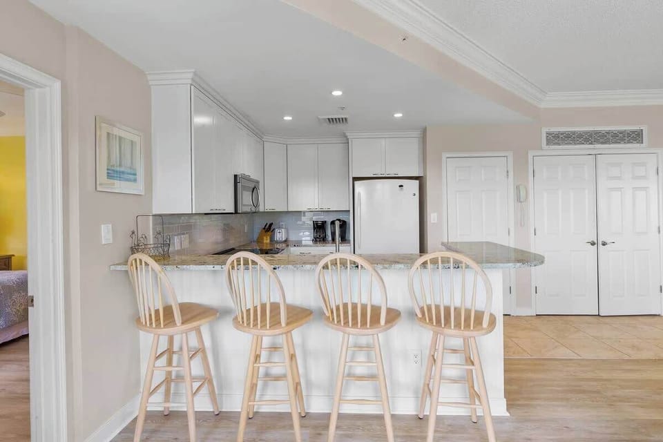 Kitchen and Breakfast Bar