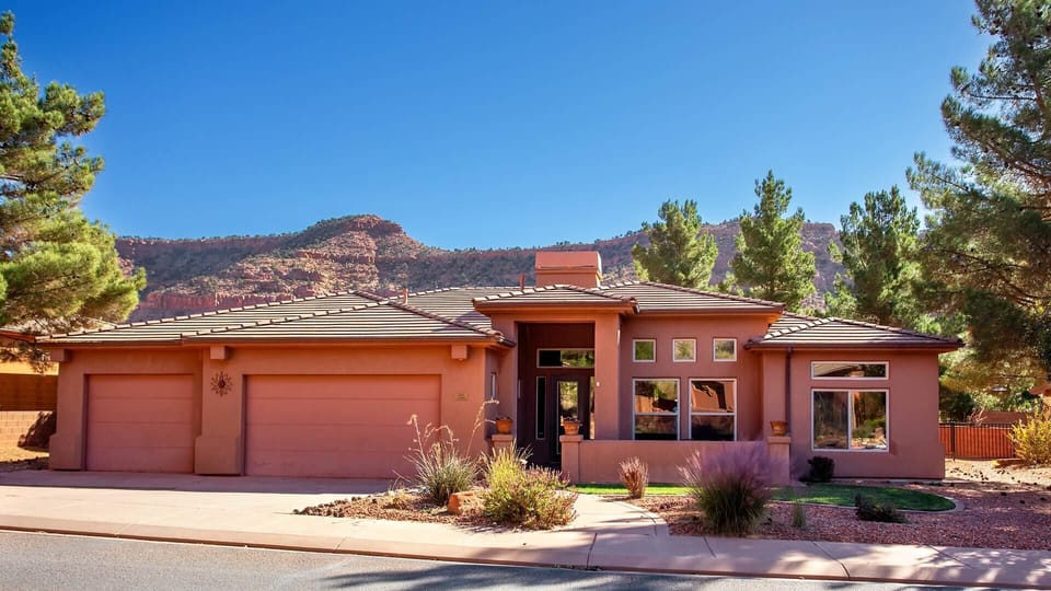 Spirit of the Rock is waiting for you to come explore Kanab and southern Utah! This majestic 4-bedroom haven welcomes up to 10 adventurers (and their furry companions!) to embark on unforgettable journeys to the red cliffs and beyond.