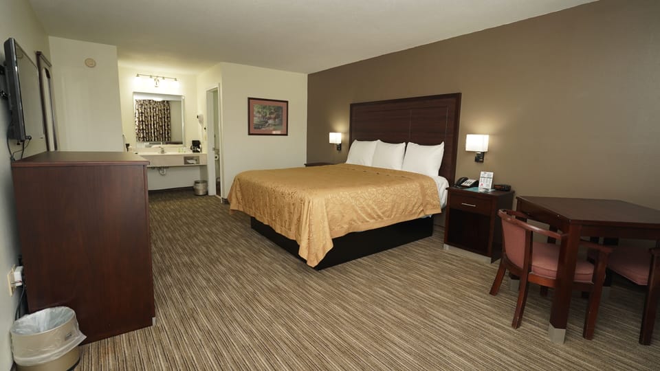 Standard Room, 1 King Bed | Desk, iron/ironing board, free WiFi, bed sheets