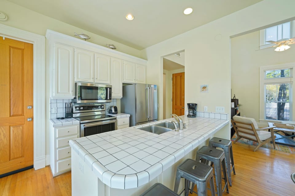 KITCHEN ISLAND WITH BARSTOOL SEATING FOR FOUR