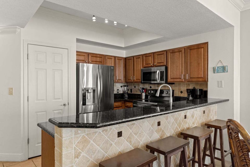 Eat-in kitchen bar seating