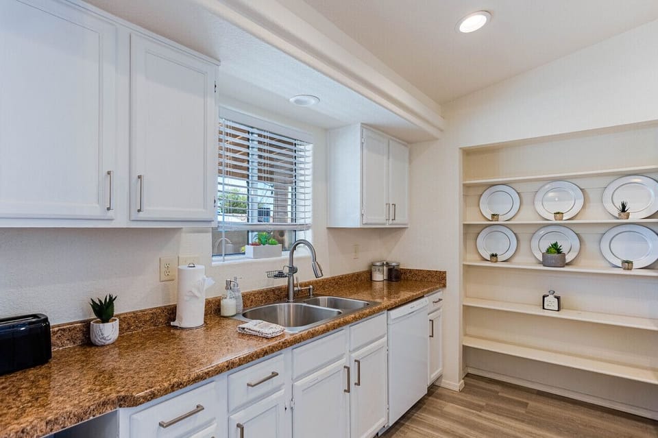 Bright kitchen ready for you and your family/friends to enjoy.