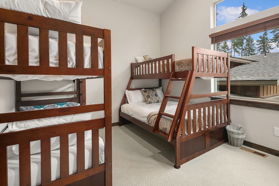 Uncork and Unwind: - 2nd floor bunk room with a twin over twin bunk, and a twin over a full bunk. This room also has a smart TV.