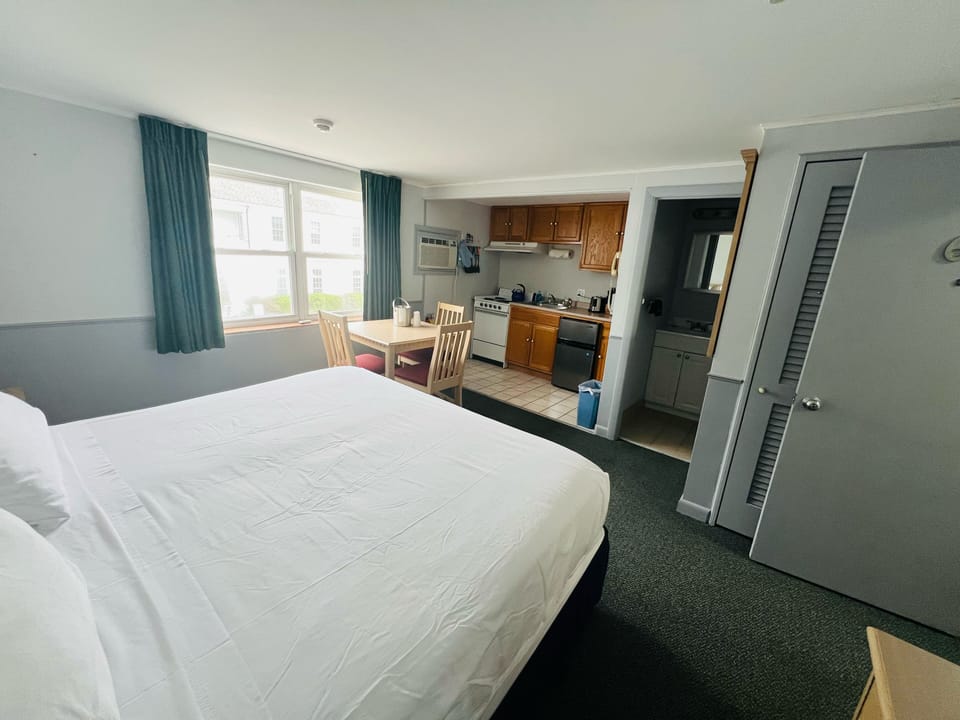 Deluxe Studio Suite, 1 King Bed | Private kitchen | Full-size fridge, microwave, oven, mixer