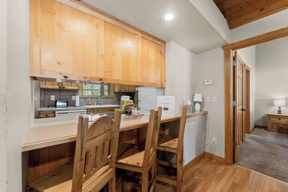 Eat-in kitchen bar